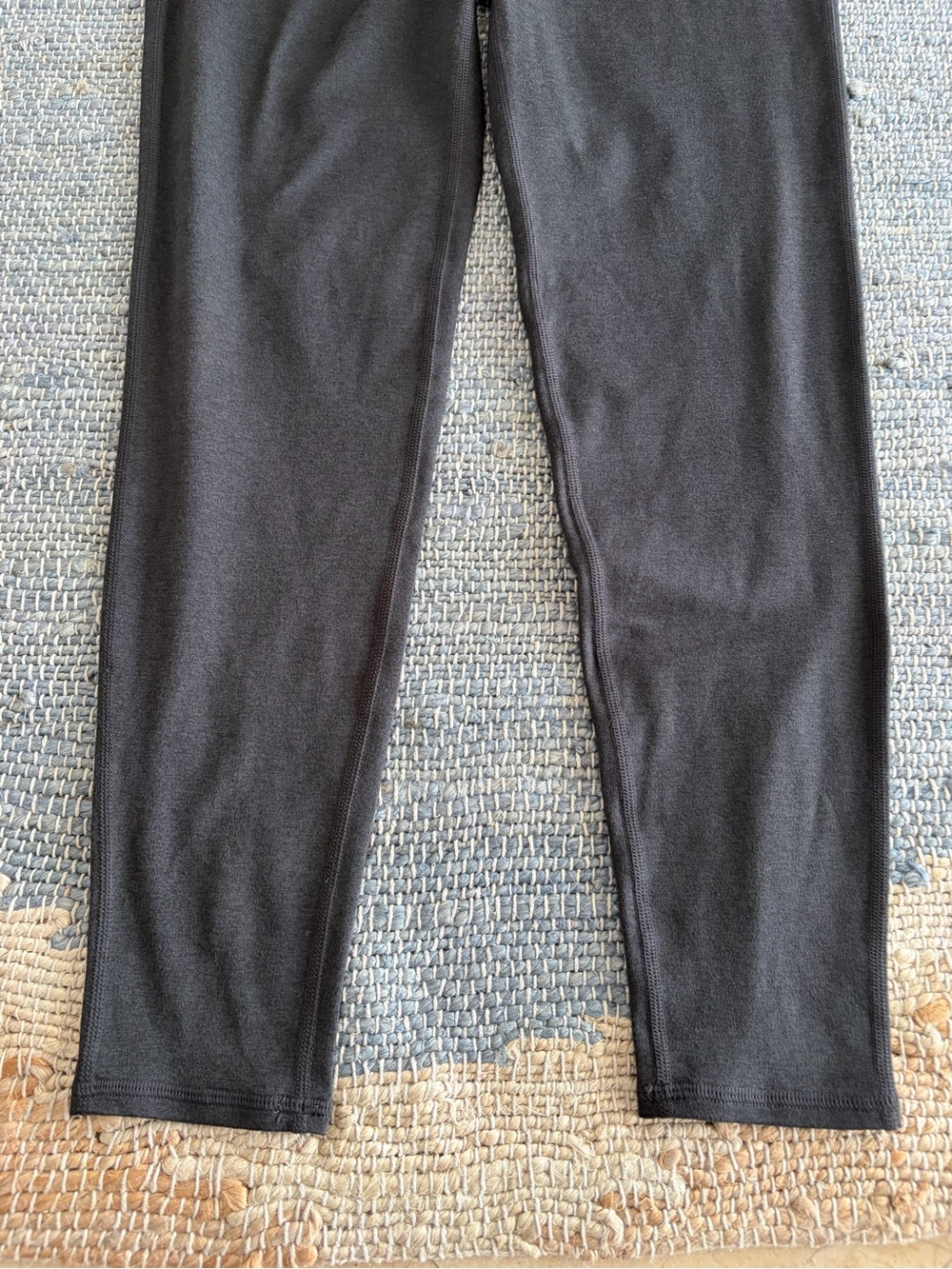 Vuori Performance Joggers/Leggings Mid-Rise Heathered Black - Picture 5 of 8
